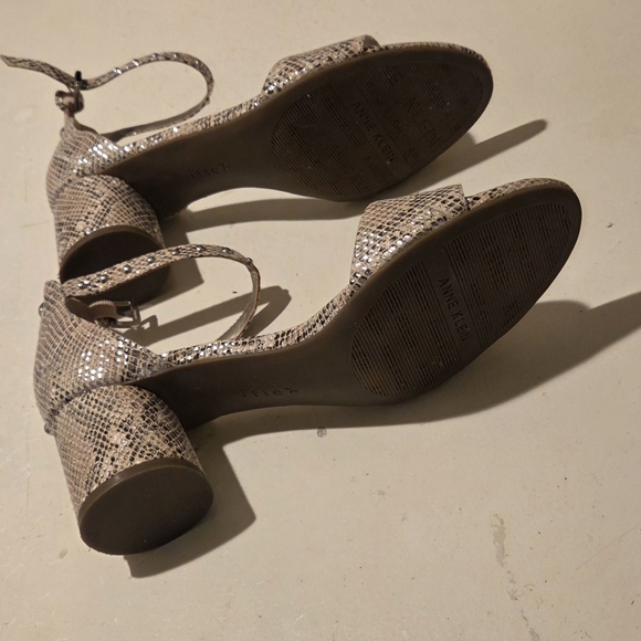 《SOLD》ANNE KLEIN Silver Studded Snakeskin Block Heels - Picture 4 of 9